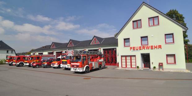 Gerätehaus mit Fahrzeugen